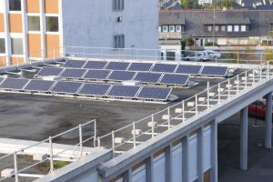 Panneaux solaires a l'ecole de Kermelo vue ensemble